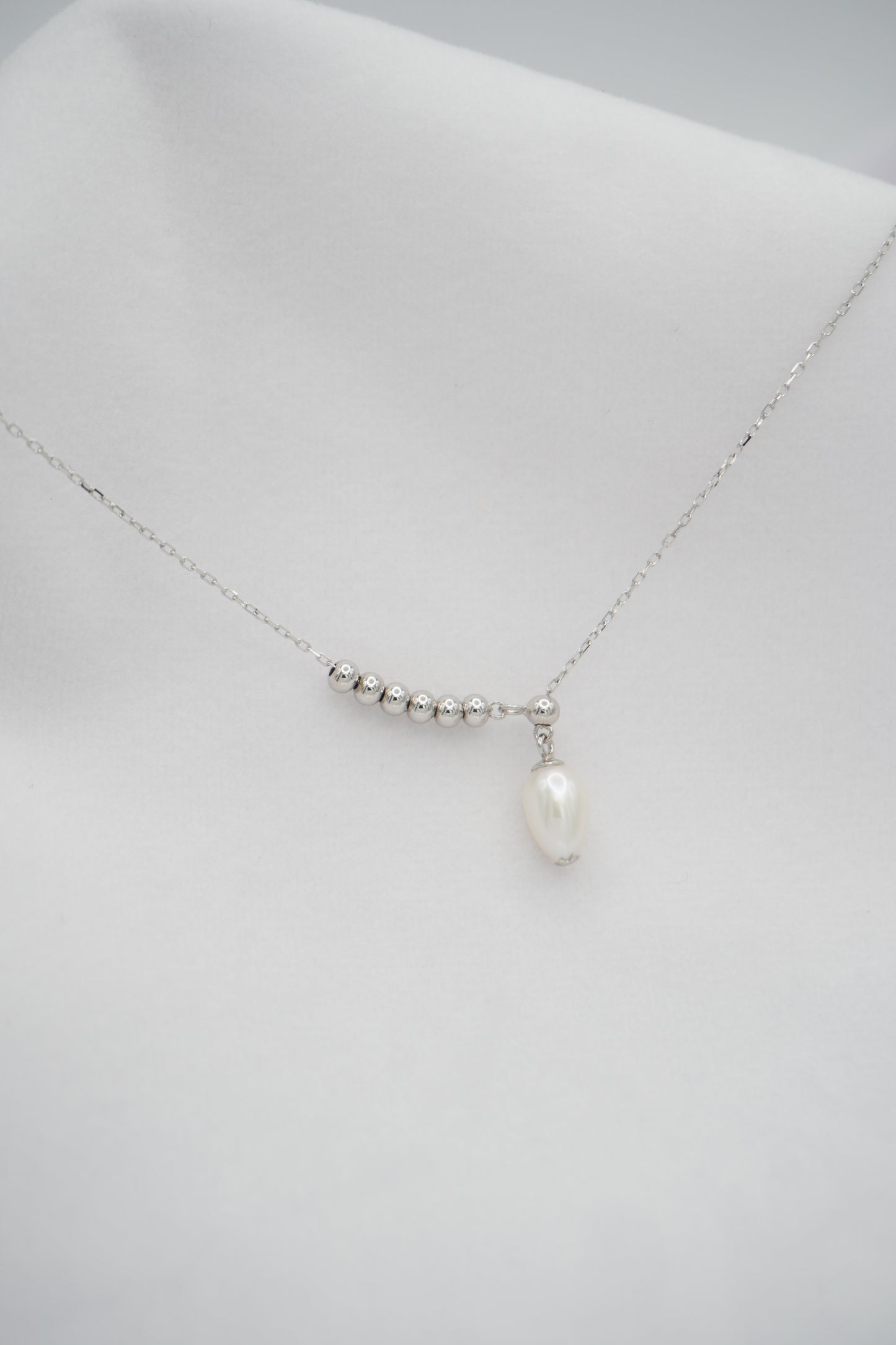 Oval Pearl Bead Pendent Necklace